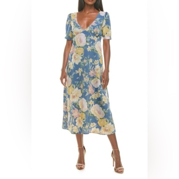 Socialite Dresses & Skirts - NWT Socialite Puff Sleeve Bias Midi Dress